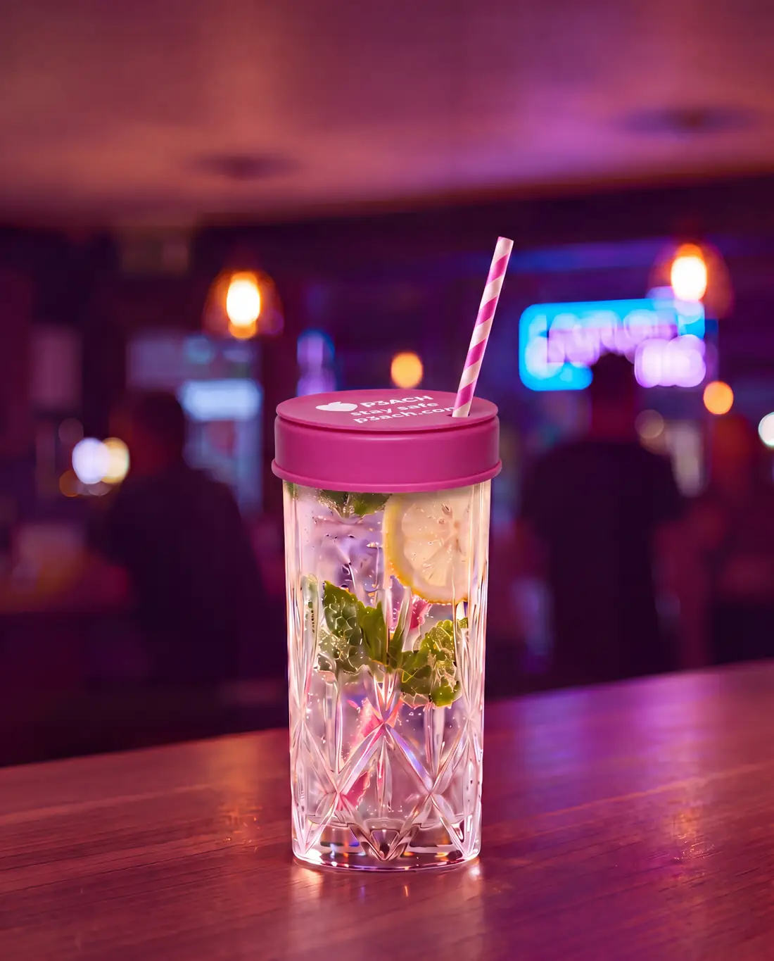 P3ACH Cup Cover auf einem Glas in einer Bar